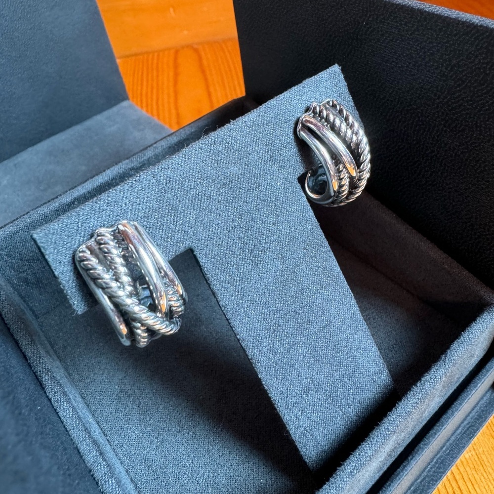 DAVID YURMAN STERLING SILVER HOOPS! LIKE NEW! VERY COMFORTABLE TO WEAR!